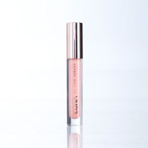 LUNA by Lisa JordanPicture: Miki Barlok pink lipstick
